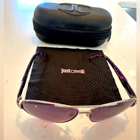 Just Cavalli Accessories - Just Cavalli JC400S Metal frame
Plastic lens
Lens width: 62 millimeters